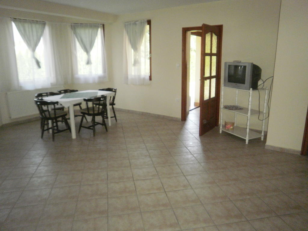 Zalakarosi Egerfa Nyaralohaz Foeldszinti Es Emeleti Apartman 객실 사진